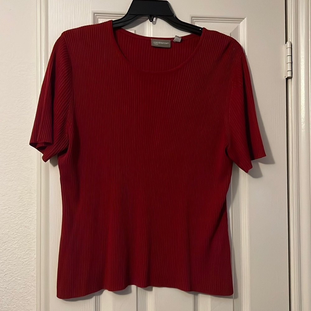 Lightweight red ribbed sweater. Size 1x.